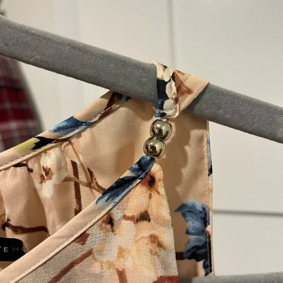 White House Black Market floral blouse. Size M. - Picture 4 of 4